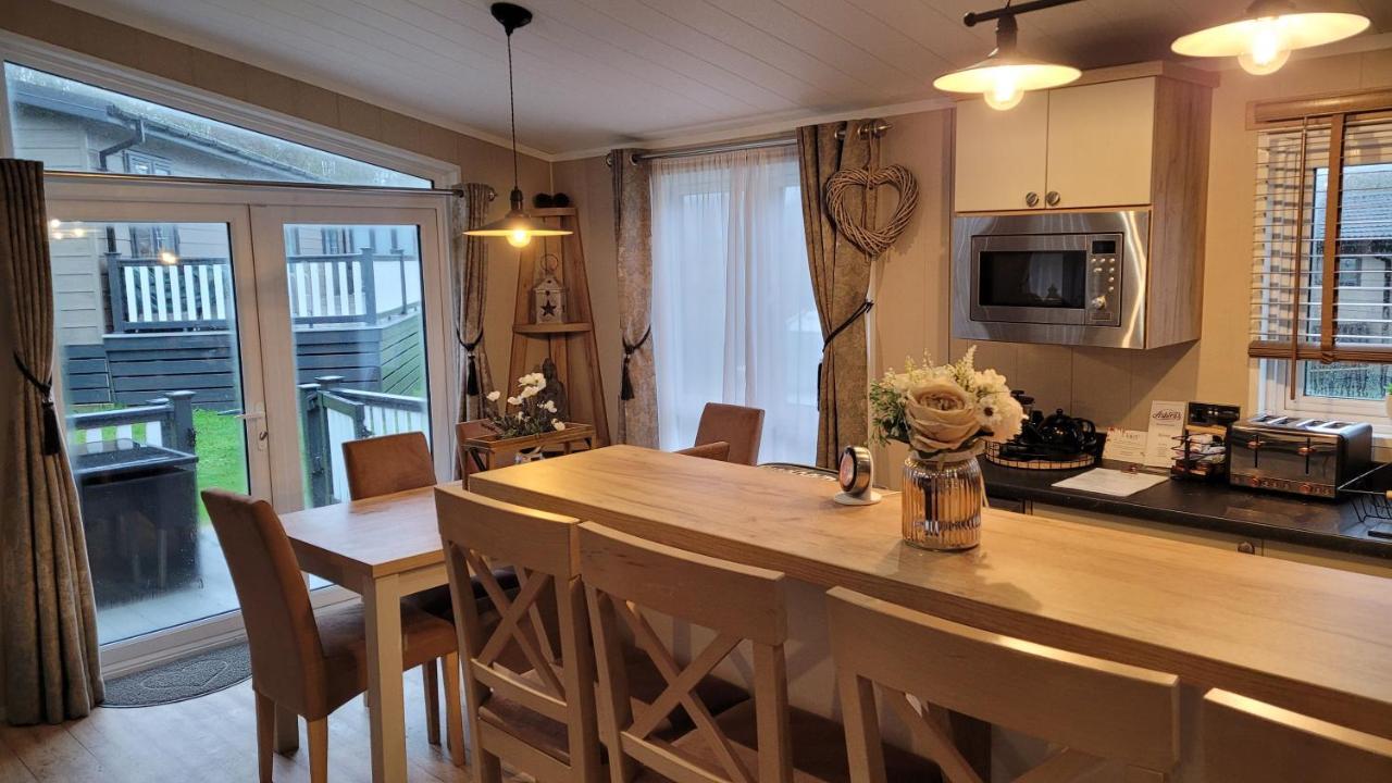 Luxury Lodge On Edge Of New Forest And 800M From Sea Entertainment And Leisure Passes Included Milford on Sea Exterior foto